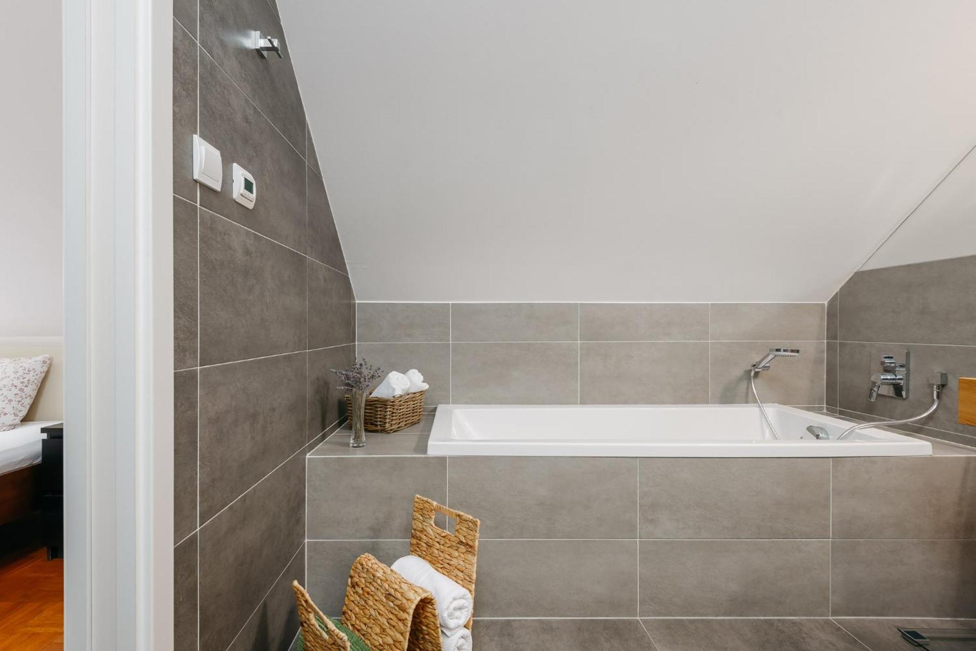 Roy 2 Bdr Apartment With Prague Castle View, Parking & Ac Ngoại thất bức ảnh