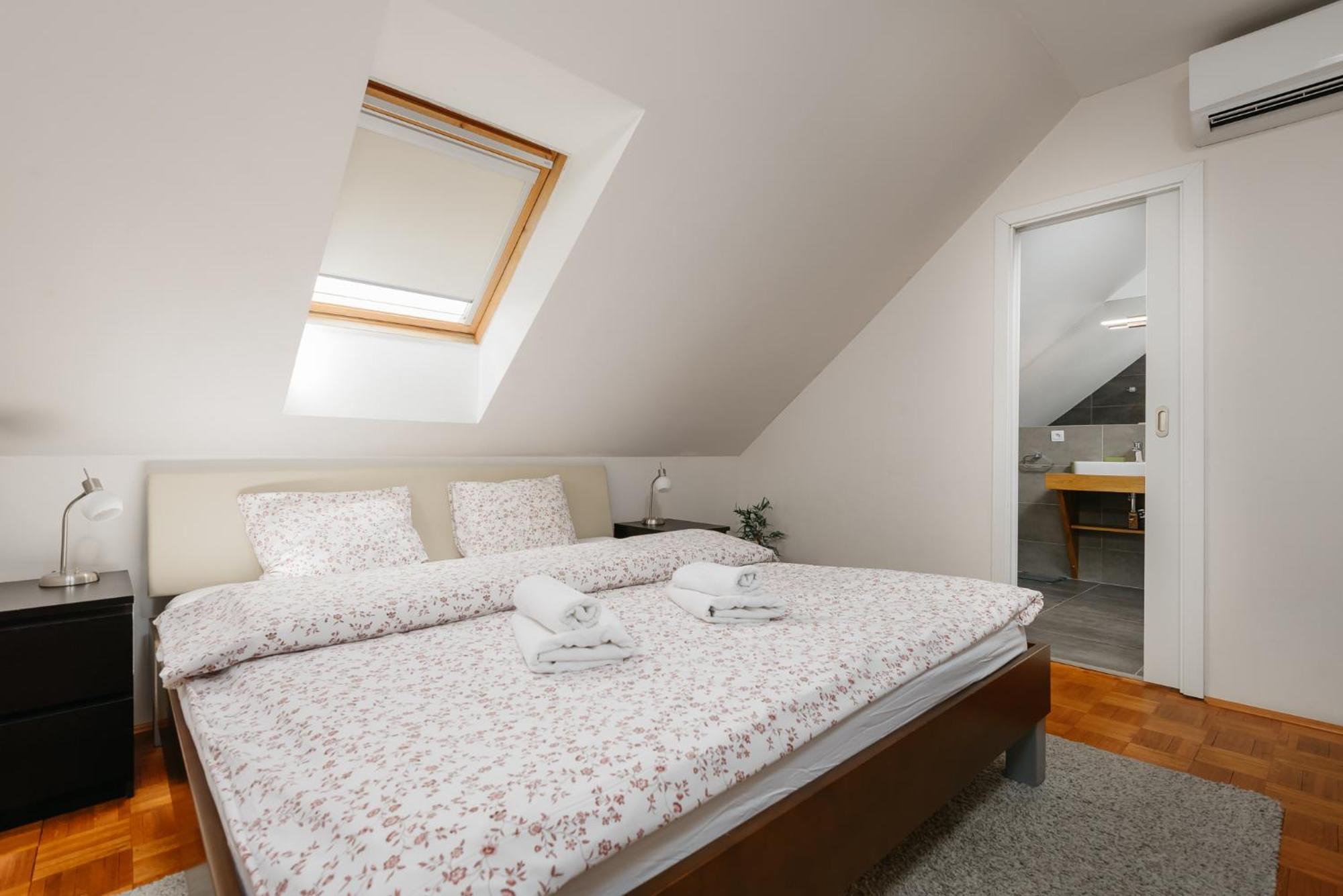 Roy 2 Bdr Apartment With Prague Castle View, Parking & Ac Ngoại thất bức ảnh