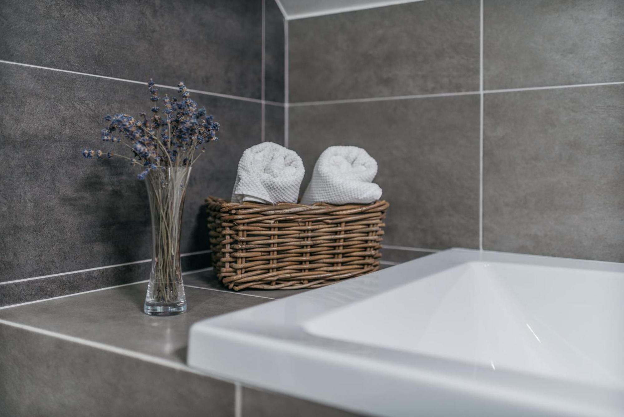 Roy 2 Bdr Apartment With Prague Castle View, Parking & Ac Ngoại thất bức ảnh